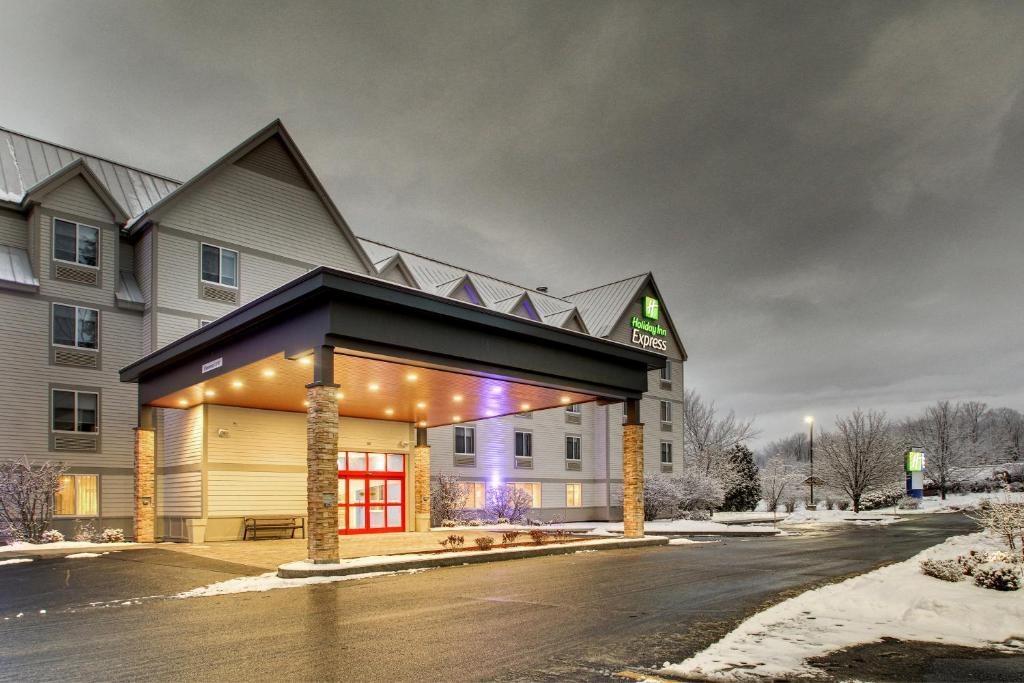 Holiday Inn Express & Suites - Lincoln East - White Mountains an IHG Hotel Main image 1