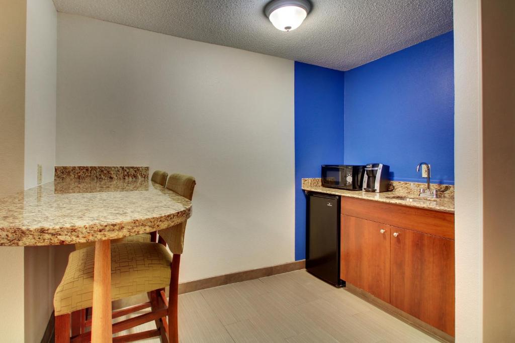 Holiday Inn Express & Suites - Lincoln East - White Mountains an IHG Hotel Main image 2